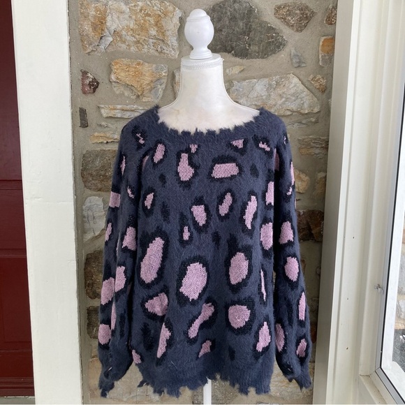 🌟 NWT Umgee ROARING GOOD TIME Leopard Distressed Scalloped Fuzzy SWEATER - Picture 1 of 16